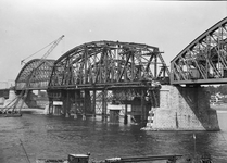 153547 Afbeelding van de wederopbouw van de spoorbrug over de Waal bij Nijmegen.